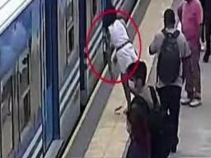 woman faints on railway platform and falls down but stays alive know how | चक्कर येऊन रेल्वे ट्रॅकवर पडली, तिच्या वरुन ट्रेन गेली तरी राहिली जिवंत, कशी? घ्या जाणून