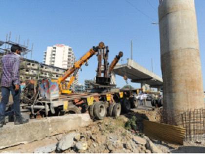 Woman dies after falling on crane, accident near dark highway, damage to rickshaws | क्रेन अंगावर पडून महिलेचा मृत्यू, अंधेरी हायवेजवळील दुर्घटना, रिक्षांचे नुकसान