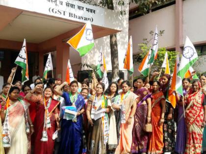 A rally on the GST office of NCP's Nationalist Congress Party in Solapur District Women | सोलापूर जिल्हा महिला राष्ट्रवादी काँग्रेसचा जीएसटी कार्यालयावर मोर्चा