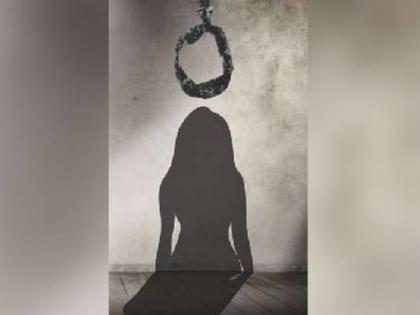 A 13-year-old girl committed suicide by hanging herself. | अवघ्या १३ वर्षांच्या मुलीने गळफास लावून केली आत्महत्या.. सारेच चक्रावले..