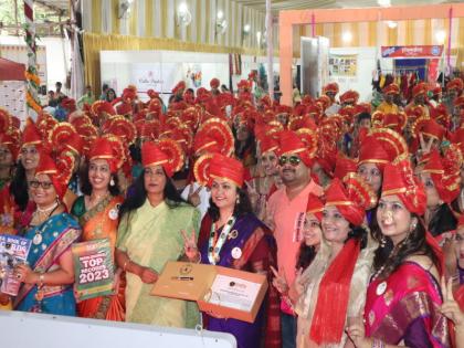 Message of patriotism by group singing of national anthem; 403 Fete on female doe, recorded in India Book of Records | राष्ट्रगीताचे समूहगान करीत राष्ट्रभक्तीचा संदेश; ४०३ महिलांच्या डोईवर फेटे, इंडिया बुक ऑफ रेकॉर्डसमध्ये नोंद