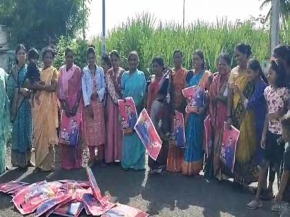 We don't need sarees we need development Sarees given by leader thrown on road in Indapur women angry | साड्या नको विकास हवा; इंदापूरात 'या' नेत्याने दिलेल्या साड्या रस्त्यावर फेकल्या, महिला संतप्त