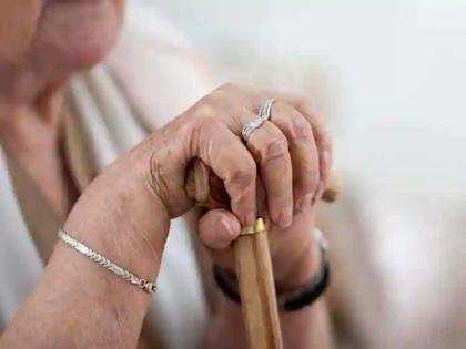 Grandma you look tired In the name of help they extended a gold necklace worth 1 lakh | 'आजी तुम्ही दमलेल्या दिसता... ' मदतीच्या नावाखाली त्यांनी लांबविली १ लाखांची सोन्याची कंठी माळ