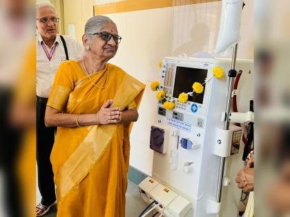 Jewelery dedicated by an elderly mother on the threshold of eighty Donation of 8 lakhs to Tarachand Hospital in Pune | ऐंशीच्या उंबरठ्यावरील ज्येष्ठ मातेकडून दागिने समर्पित; पुण्यातील ताराचंद रुग्णालयाला ८ लाखांची देणगी