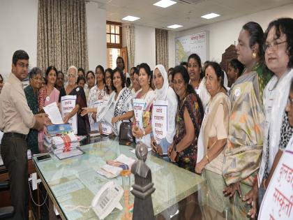 No saffron, green, blue in the temple of education; Silent demonstrations of women struggle for peace in kolhapur | Kolhapur: शिक्षणाच्या मंदिरात नको भगवा, हिरवा, निळा; शांतीसाठी स्त्री-संघर्षची मुक निदर्शने  