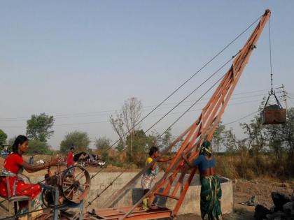 Crane that carries female diggers in the potholes to fill the stomach | पोटाची खळगी भरण्यासाठी खान्देशातील महिला विहीर खोदून चालवितात क्रेन 