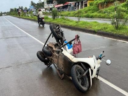 Woman on two wheeler killed in car collision at Kasal on Mumbai Goa highway | Sindhudurg: कारची मोपेडला धडक; महिला ठार, दोन चिमुकल्यांसह दिव्यांग पती बचावला Woman on two wheeler killed in car collision at Kasal on Mumbai Goa highway | Sindhudurg: कारची मोपेडला धडक; महिला ठार, दोन चिमुकल्यांसह दिव्यांग पती बचावला
