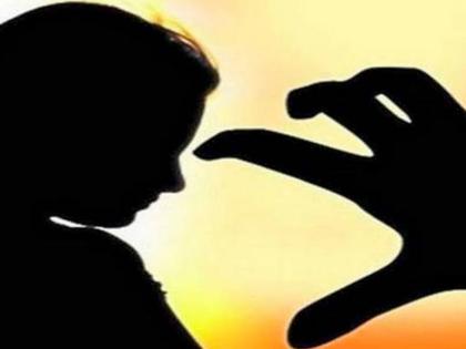 Thane: A minor girl who went home to deliver vegetables was sexually assaulted by an elderly man with the help of her lover, arrested, lover absconding | Thane: भाजी देण्यासाठी घरी गेलेल्या अल्पवयीन मुलीवर प्रेयसीच्या मदतीने वृद्धाचा लैंगिक अत्याचार​​​​​​​, आराेपीस अटक, प्रेयसी फरार