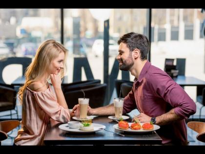 Women notice these things about men in first meeting | पहिल्या भेटीत मुलांच्या कोणत्या गोष्टींकडे लक्ष देतात मुली? तुम्हालाही नसेल अंदाज!