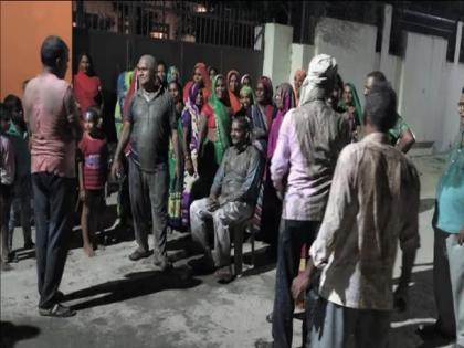 Women in Maharajganj have mud bath to local bjp MLA Jai Mangal Kanojia, watch video | VIDEO: पाऊस पडावा म्हणून महिलांनी लढवली शक्कल; आमदारालाच घातली चिखलाने अंघोळ