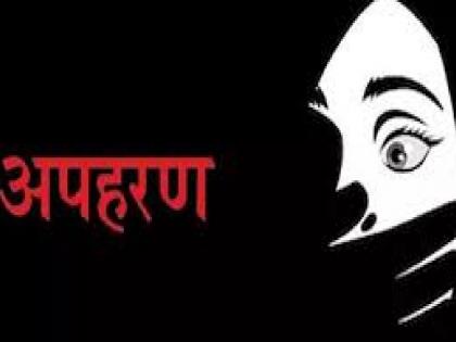 Attempt to abduct a woman from station road in Kolhapur, the woman was rescued due to police vigilance | कोल्हापुरात स्टेशन रोडवरून महिलेच्या अपहरणाचा प्रयत्न, पोलिसांच्या सतर्कतेमुळे महिलेची सुटका