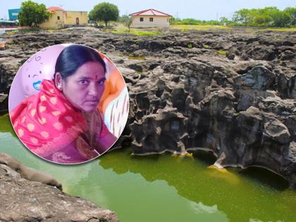 Missing woman body found 38 hours later The leg had slipped in the trough of Ranjankhalge | बेपत्ता महिलेचा मृतदेह ३८ तासानंतर सापडला; रांजणखळगेच्या कुंडात घसरला होता पाय