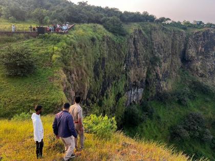 Female tourist killed after falling into valley while taking selfie, incident in Mahabaleshwar | Satara: महाबळेश्वरमधील केट्स पाॅइंटवरून सातशे फूट दरीत कोसळून नवविवाहितेचा मृत्यू