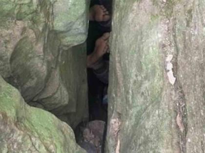 Woman trapped upside down between rocks for 7 hours | फोनच्या नादात 7 तास दरीमध्ये उलटी लटकून राहिली तरूणी, शर्थीच्या प्रयत्नानंतर वाचला जीव!