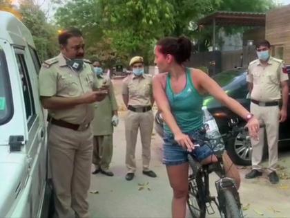 Coronavirus : uruguay woman argues with police when stopped for riding cycle without precautions vrd | Coronavirus : तुमचे आदरणीय पंतप्रधान खूपच...; 'त्या' परदेशी महिलेनं घातली पोलिसांशी हुज्जत