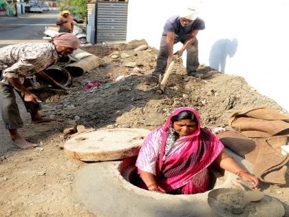 Same work but women have lesser wages than men | उन्हात कष्ट सारखेच, मात्र महिलांना रोजंदारी निम्मीच