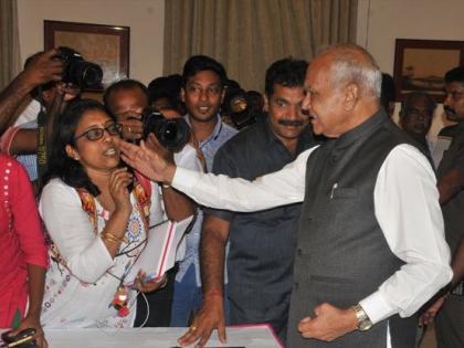 I Washed my face several times after tamil nadu governor pats on cheek says journalist | ‘राज्यपालांचा तो स्पर्श वाईट, अनेकदा धुतला चेहरा’