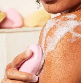 आंघोळ करताना महिलांनी 'या' ठिकाणी साबण लावणे आरोग्यासाठी घातक, डॉक्टर सांगतात, इन्फेक्शन होण्याचा धोका