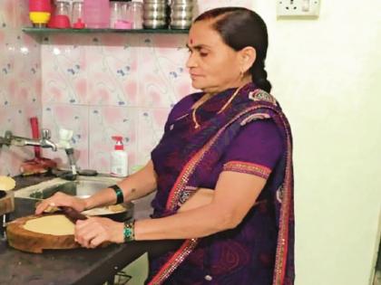 Women's Day Special: 'Annapoorna' who earns money with blessings by cooking : Kamalbai Jadhav |  Women's Day Special : पोळ्या लाटून पैशांसोबत पुण्यही कमविणारी ‘अन्नपूर्णा’ : कमलबाई जाधव