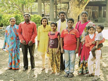 Women's Day Special: finding happiness in the cemetery: Pushpavati and Sharada Pawar | Women's Day Special : स्मशानात आनंद शोधणाऱ्या जावा : पुष्पावती आणि शारदा पवार 