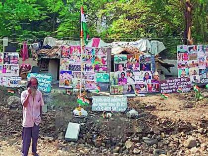 old man organised an exhibition in his hut of mentioning women's activism on womens day | 'त्या' अवलियाने केला महिला कर्तृत्वाचा जागर; भरवले अनोखे प्रदर्शन, पण..