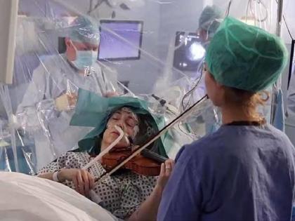 Woman plays violin while undergoing brain surgery on herself; You will be amazed by the video | स्वतःवर मेंदूचे ऑपरेशन सुरू असताना महिलेने वाजवले व्हायोलिन; Video पाहून थक्क व्हाल...