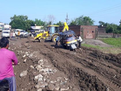 Work on the bridge was started | वाकोदनजीकच्या वाहून गेलेल्या पुलाचे कामाला रात्रीपासून सुरुवात, वाहने फसत असल्याने वाहनधारक त्रस्त