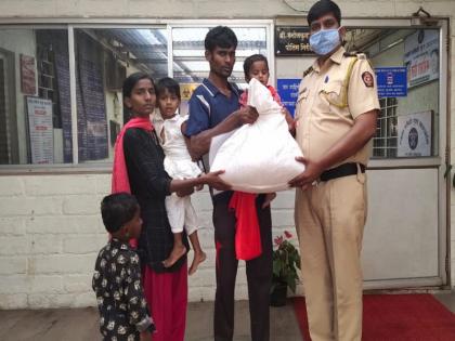 police give food kit to family who suffered bad condition due to corona | पोलिसांच्या सहकार्याने ' त्या' हवालदिल कुटुंबाचा काही दिवसांसाठी अन्न पाण्याचा प्रश्न मिटला ! 