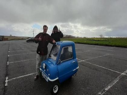 world smallest car lowest fuel bill in the country shares experience | 'पेट्रोलचे भरपूर पैसे वाचतायेत'; जगातील सर्वात अनोखी कार!