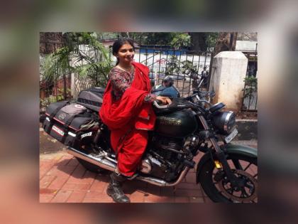 The young woman will travel the world in a Marathmola dress and wearing a nine-vari saree | मराठमोळ्या वेशात अन् नऊवारी साडी नेसून तरुणी करणार जगभ्रमंती