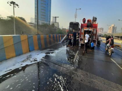 In Thane BMC vehicle's diesel tank burst; The fire brigade cleared the road by pouring soil and water | BMC वाहनाची डिझेल टाकी फूटली; माती, पाणी टाकून अग्निशमन दलानं रस्ता मोकळा केला