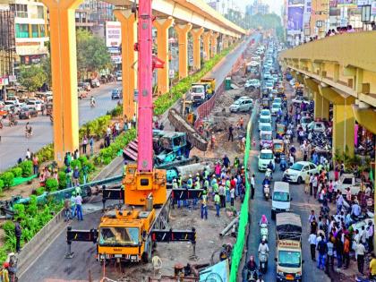 Pimpri Metro corpuses on the ground | पिंपरी मेट्रोचा भोंगळ कारभार चव्हाट्यावर