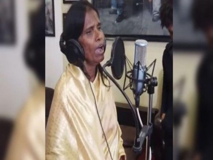 ranu mandal first song teri meri kahani teaser out featuring himesh reshammiya | एका रात्रीत लोकप्रिय झालेल्या रानू मंडलच्या पहिल्या गाण्याचा टीझर झाला रिलीज
