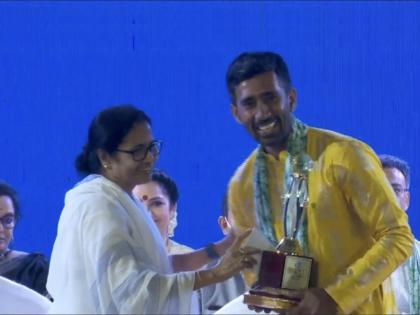 Team India Cricketer Wriddhiman Saha felicitated with Bang Vibhushan Award by West Bengal CM Mamta Banerjee | Wriddhiman Saha: 'टीम इंडिया'च्या क्रिकेटरचा बंगाल सरकारकडून गौरव; वृद्धिमान साहाचा 'बंग विभूषण' पुरस्काराने सन्मान!