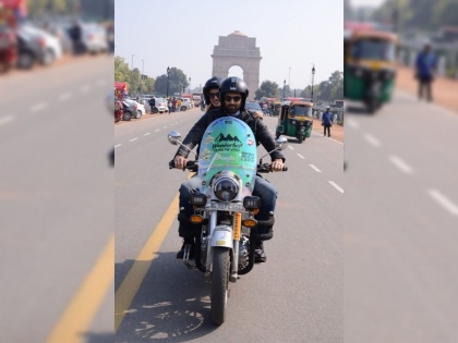 Malang Fame Aditya Roy Kapoor and Disha Patani enjoy bike ride at new delhi | दिल्लीत बाइकवर फिरताना दिसले बॉलिवूडचे हे कपल, त्यांना कुणीच नाही ओळखले