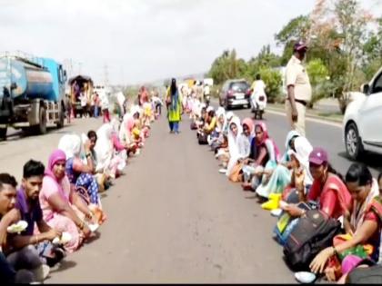 Birhad march of ashram school employees entered in Bhiwandi taluka; Lunch on the highway | आश्रमशाळा कर्मचाऱ्यांचा बिऱ्हाड मोर्चा भिवंडी तालुक्यात दाखल; दुपारच्या जेवणाची महामार्गावर पंगत