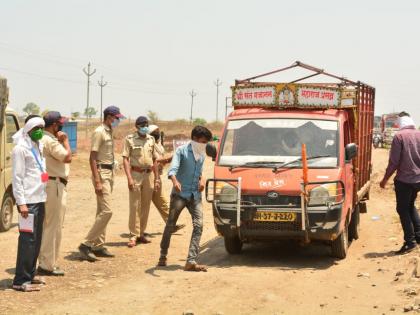 Vehicles clear at Washim check post! | वाशिम येथील चेकपोस्टवर वाहनांची झाडाझडती!