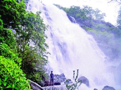 A crowd of tourists rides on the sidewalk in Murud taluka | निसर्गरम्य ठिकाण : मुरुड तालुक्यातील सवतकडावर पर्यटकांची गर्दी