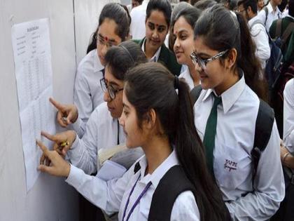 Akola: Girls are leading in Class XII exams | अकोला : बारावीच्या परीक्षेत मुलीच आघाडीवर