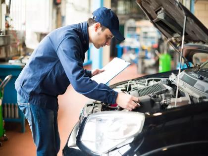 Car Servicing Tips: company authorized service center or a local mechanic? Find out who will benefit if you go ... | Car Servicing Tips: सर्व्हिस सेंटरमध्ये जावे की लोकल मॅकेनिक? कोणाकडे गेल्यास होईल फायदा, जाणून घ्या...