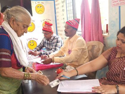 A view of Agri Koli culture at Saranggaon Polling Station in Bhiwandi | भिवंडीतील सारंगगाव मतदान केंद्रावर आगरी कोळी संस्कृतीचे दर्शन