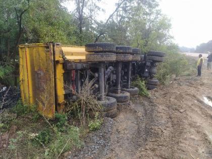 A coal truck overturned while rescuing a two-wheeler rider | दुचाकीस्वारांना वाचविताना कोळशाचा ट्रक उलटला, चालक-वाहक थोडक्यात बचावले