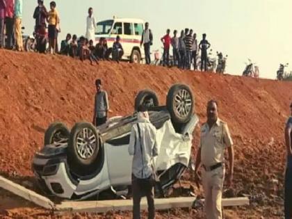 three killed two seriously injured in a car accident near chimur | भरधाव कार रस्त्याच्या खाली उलटली; माय-लेकी जागीच ठार, वडिलांचा उपचारादरम्यान मृत्यू