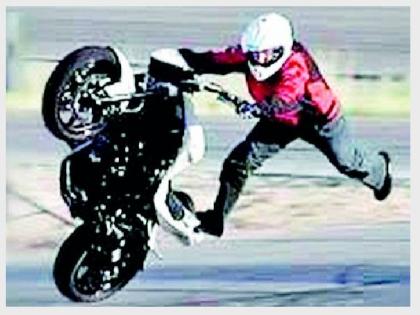 biker doing stunt riding arrested by amravati police | सहा लाखांच्या ‘बुलेटराजा’ची शहरात ‘स्टंट रायडिंग’, पोलिसांनी दाखवला इंगा