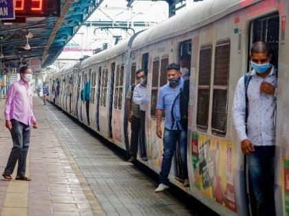 Three and a half lakh employees travel daily by local | लोकलमधून दररोज साडेतीन लाख कर्मचाऱ्यांचा प्रवास