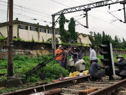 Maintenance and repair work was done on Thane Kalyan Marg on Sunday | रविवारच्या मेगा ब्लॉकमध्ये ठाणे कल्याण मार्गावर झाली देखभाल दुरुस्तीची कामे