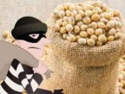 Thieves caught red-handed stealing soybeans | मध्यरात्री सोयाबीनची चोरी, पोते दुचाकीवर टाकून निघणार तेवढ्यात मालकाला जाग आली अन्..