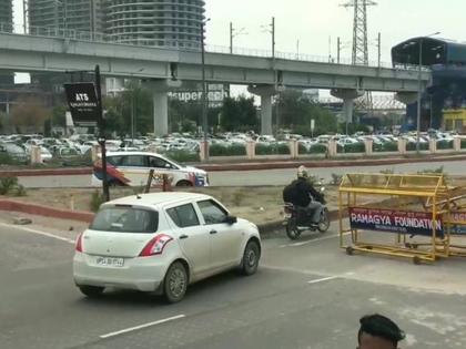 one road opened of Shaheen bagh; Anti CAA protesters was closed for two months | शाहीन बागेचा रस्ता अ‍ॅम्बुलन्ससाठी खुला केला; आंदोलनामुळे दोन महिन्यांपासून होता बंद