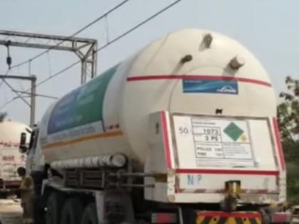 Oxygen Express reaches Vasai with oxygen! | प्राणवायू घेऊन पोहोचली वसईत ऑक्सिजन एक्स्प्रेस !