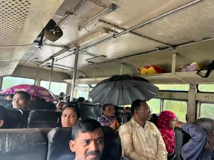 poor condition of ST Bus, passengers suffer due to leaking roof; citizens are traveling by opening umbrella | एसटी बसेस भंगार... छत गळतीमुळे प्रवासी त्रस्त, छत्री उघडून नागरिकांचा प्रवास